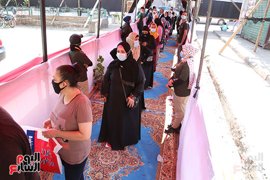 طوابير الناخبين أمام لجان شبرا فى اليوم الثانى لانتخابات الشيو (6)