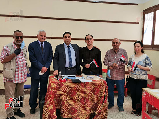 الأول على الثانوية أثناء الإدلاء بصوته (3)