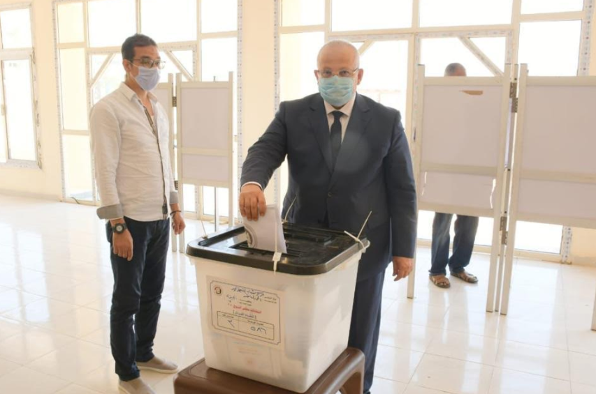 رئيس جامعة القاهرة يُدلي بصوته في انتخابات مجلس الشيوخ (2)
