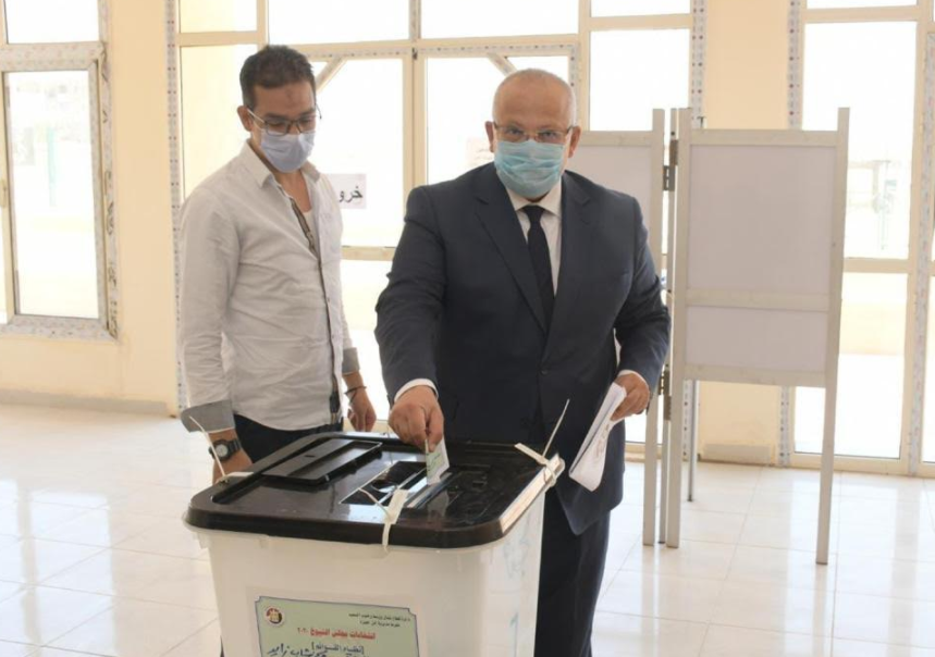 رئيس جامعة القاهرة يُدلي بصوته في انتخابات مجلس الشيوخ (1)