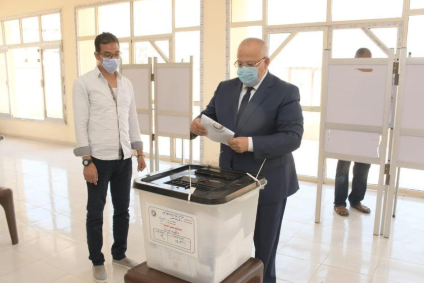 رئيس جامعة القاهرة يُدلي بصوته في انتخابات مجلس الشيوخ (4)