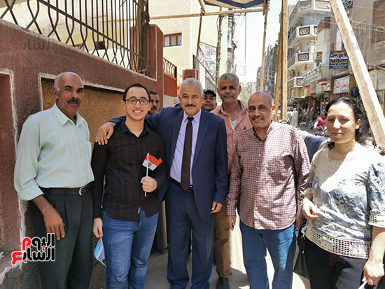 الأول على الثانوية أثناء الإدلاء بصوته (1)