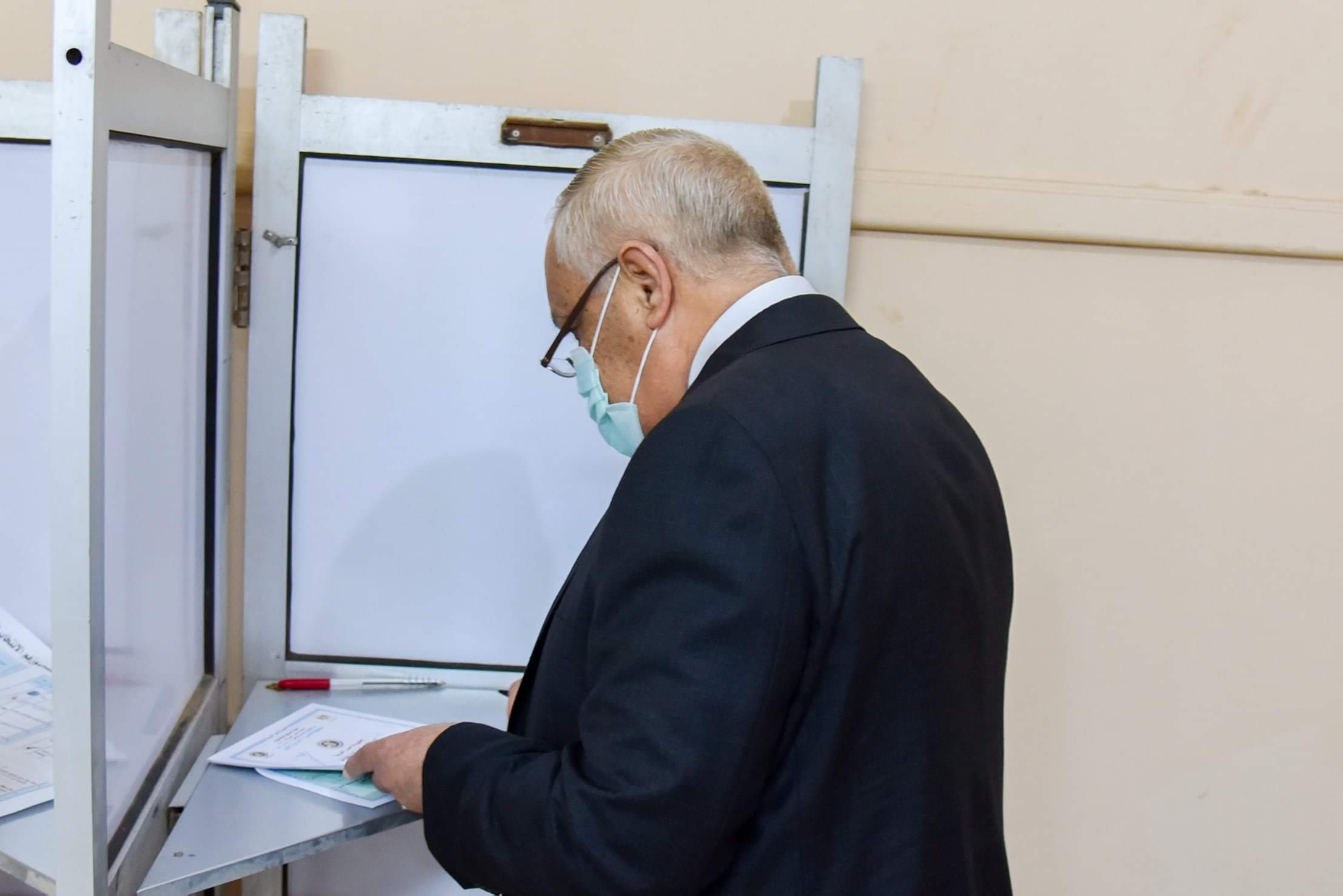 رئيس الهيئة العربية للتصنيع يدلى بصوته فى انتخابات الشيوخ بمدينة نصر (1)