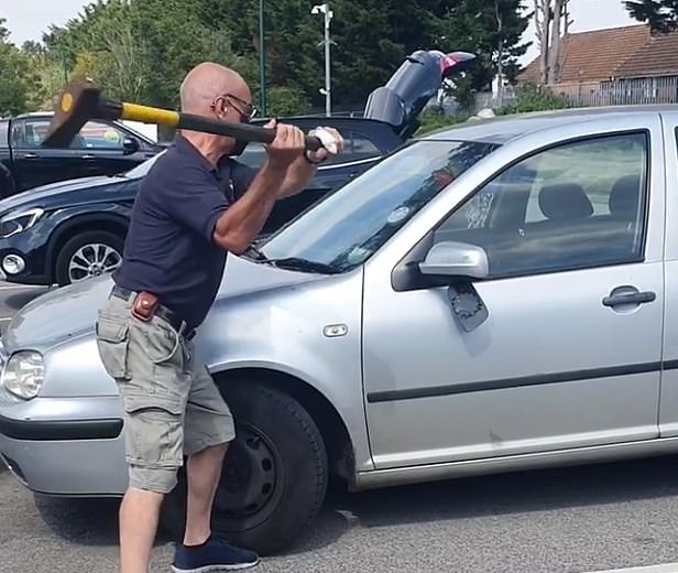 بريطاني يكسر نافذة سيارة لإنقاذ كلب   (1)