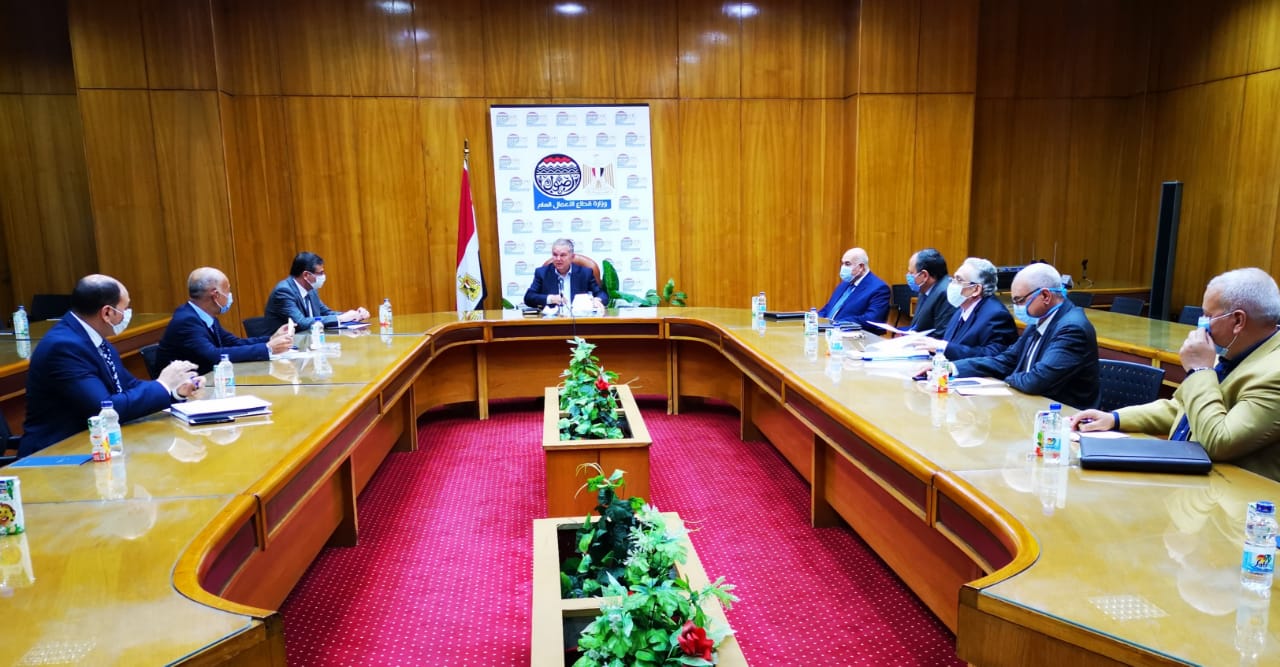 وزير قطاع الاعمال خلال الاجتماع