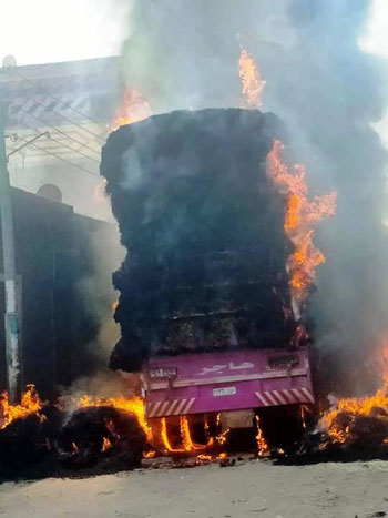 الدفع بـ6 سيارات إطفاء للسيطرة على حريق شاحنة محملة بقش الأرز فى أسوان (4)