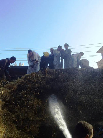 الدفع بـ6 سيارات إطفاء للسيطرة على حريق شاحنة محملة بقش الأرز فى أسوان (5)