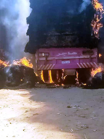 الدفع بـ6 سيارات إطفاء للسيطرة على حريق شاحنة محملة بقش الأرز فى أسوان (1)
