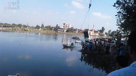 استخراج إحدى السيارات الغارقة (1)