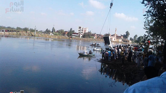 استخراج إحدى السيارات الغارقة (2)