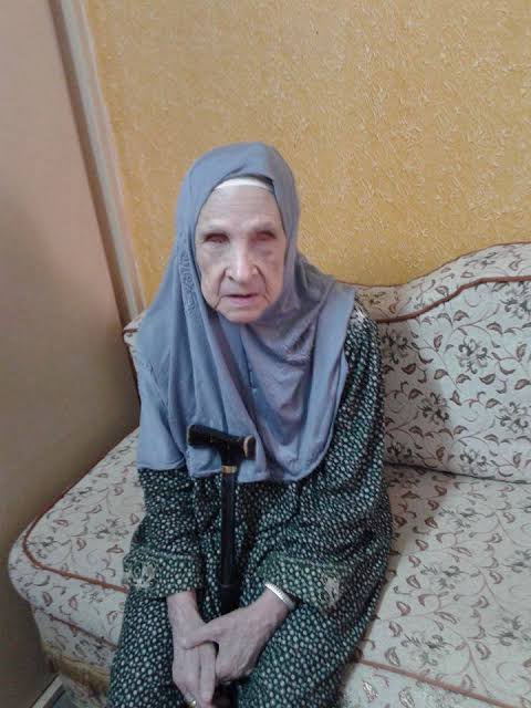 الشيخة سميعة البناسى أقدم محفظة لكتاب الله (2)