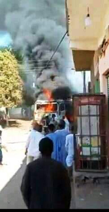 الدفع بـ6 سيارات إطفاء للسيطرة على حريق شاحنة محملة بقش الأرز فى أسوان (2)