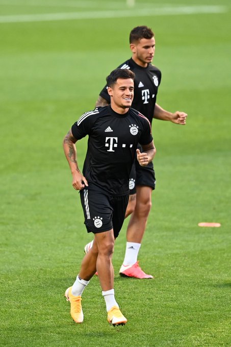 ابتسامة من كوتينيو قبل مواجهة برشلونة ابتسامة من كوتينيو قبل مواجهة برشلونة