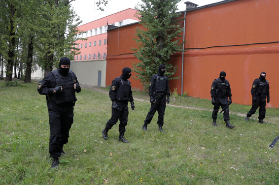 شرطة بيلاروسيا تنتشر بمحيط مقر الاحتجاز