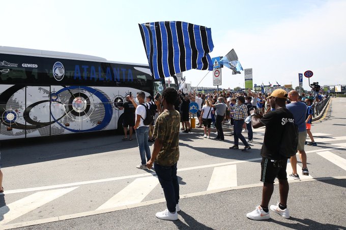 استقبال جماهير اتالانتا للاعبين (1)