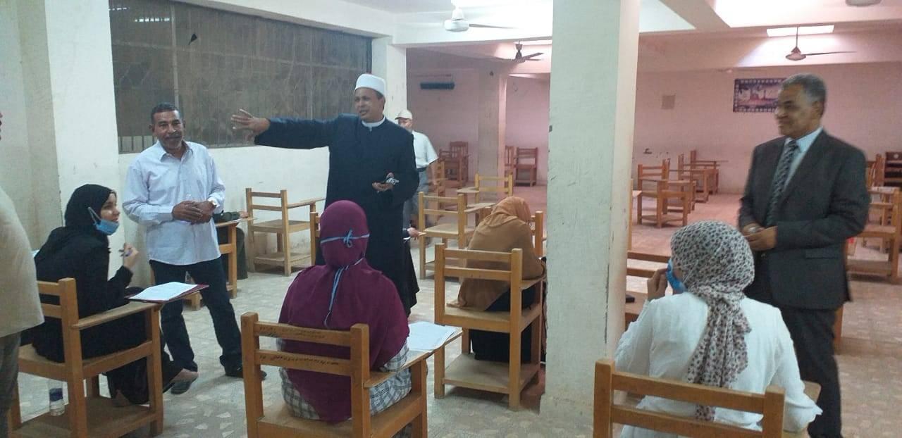 رئيس منطقة الأقصر الأزهرية يتابع إمتحانات التأهيل التربوي للمعلمين (1)