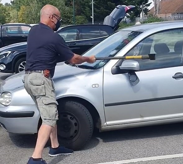 بريطاني يكسر نافذة سيارة لإنقاذ كلب   (2)