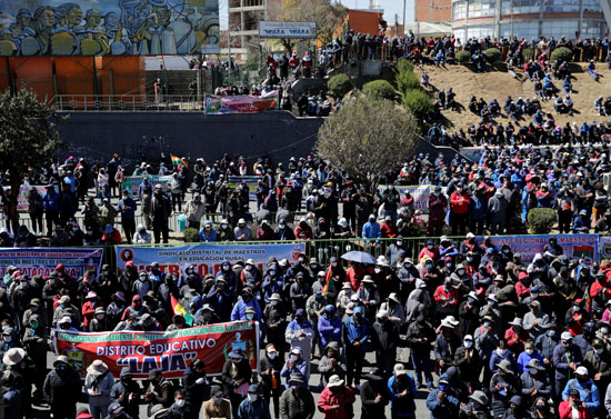 مئات المتظاهرين يطالبون بالإسراع بإجراء الانتخابات فى بوليفيا