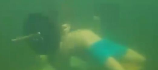 الروسى يرفع الاثقال تحت الماء