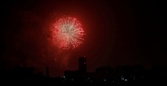الألعاب النارية تنطلق للاحتفال بعيد استقلال باكستان
