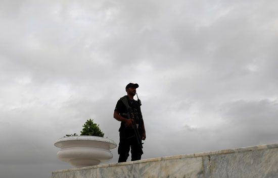 قائد شرطة يقف في حراسة ضريح مؤسس باكستان