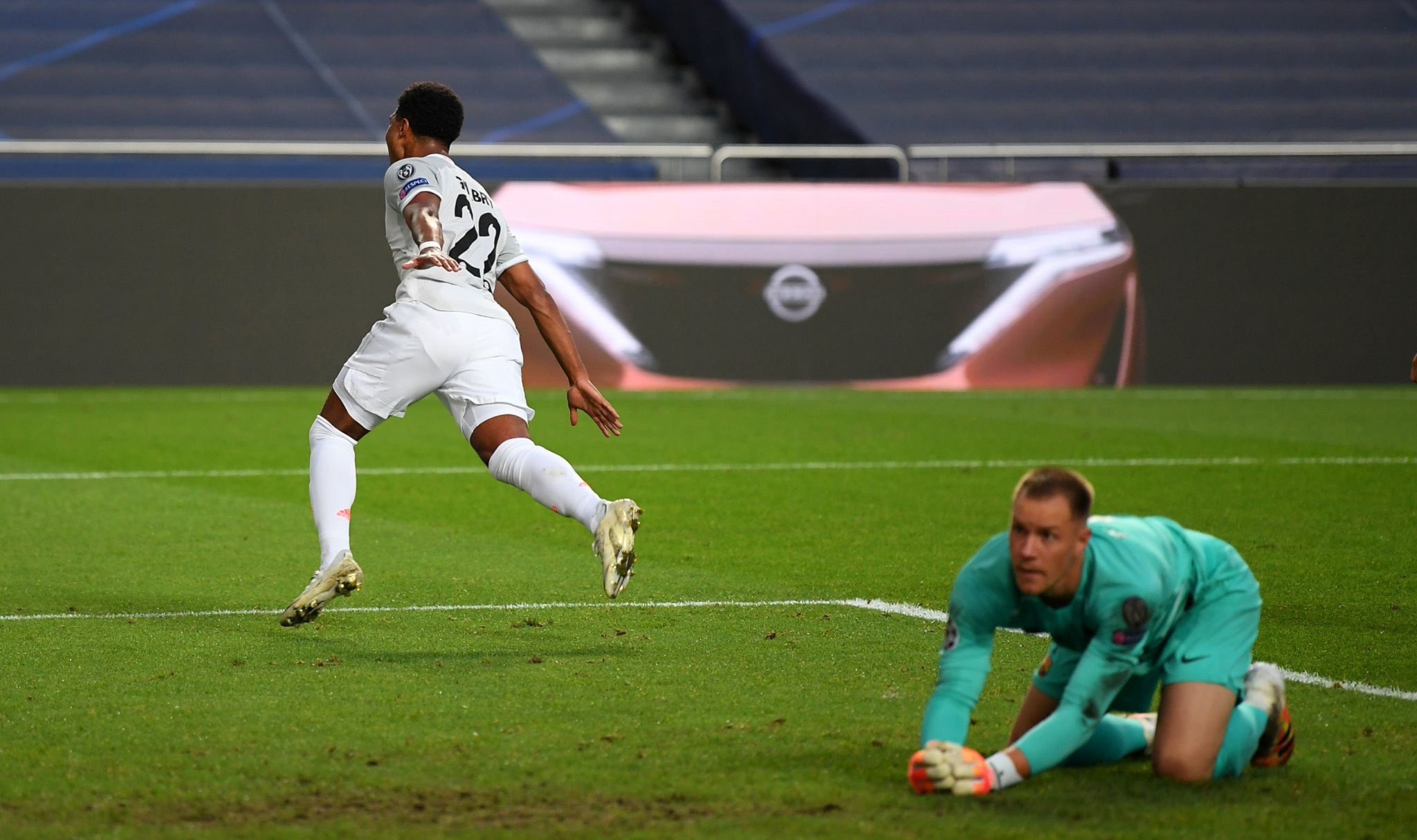 حارس برشلونة ساقطا