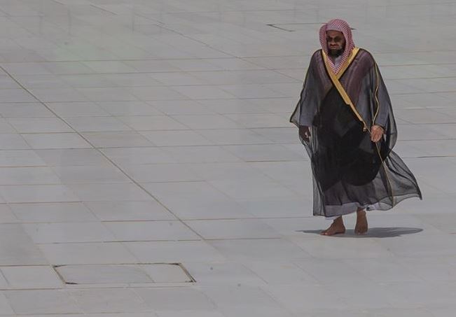 الشيخ سعود الشريم يسير منفردا في المسجد الحرام (2)