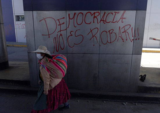شعارات تدعو لإجراء الانتخابات على الحوائط فى بوليفيا
