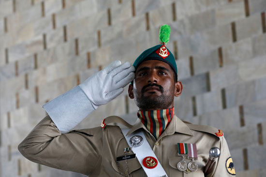 جندي باكستاني يحيي العلم خلال الاحتفال بعيد الاستقلال