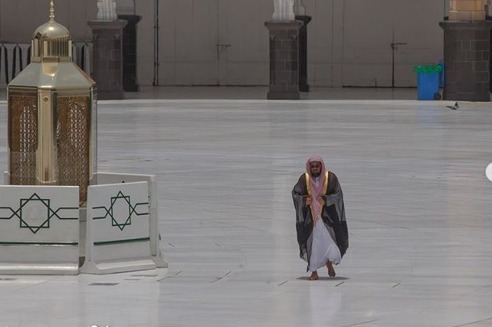 الشيخ سعود الشريم يسير منفردا في المسجد الحرام (1)