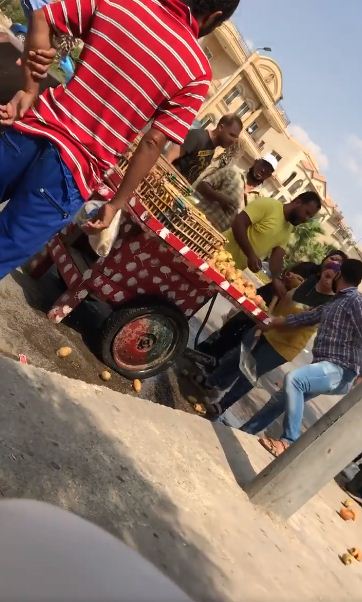 الموظفة تدمر عربة التين