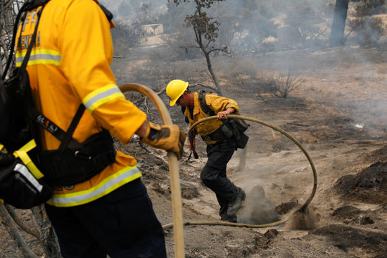 جهود كبيرة يبذلها رجال الإطفاء فى كاليفورنيا