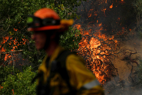 تم تعيين أكثر من 400 من رجال الإطفاء للسيطرة على الحريق