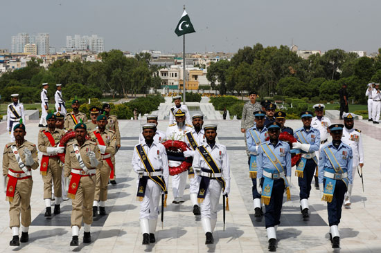 القوات الباكستانية تضع أكاليل الزهور على ضريح مؤسس باكستان