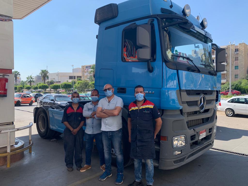 عمال غازتك وأول سيارة نقل تعمل بالغاز