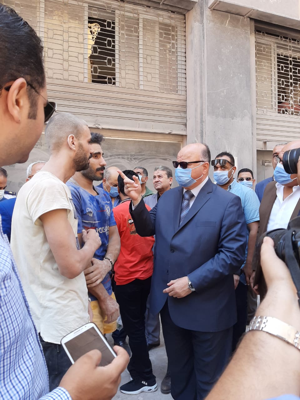 محافظ القاهرة يطمئن على أحد الأشخاص بعد انقاذه  (4)