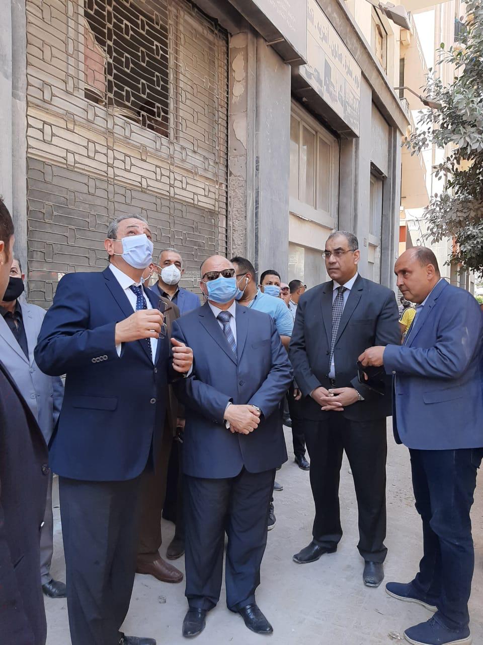 محافظ القاهرة يدير اجراءات انقاذ اسر عقار قصر النيل المنهار بوسط البلد (2)