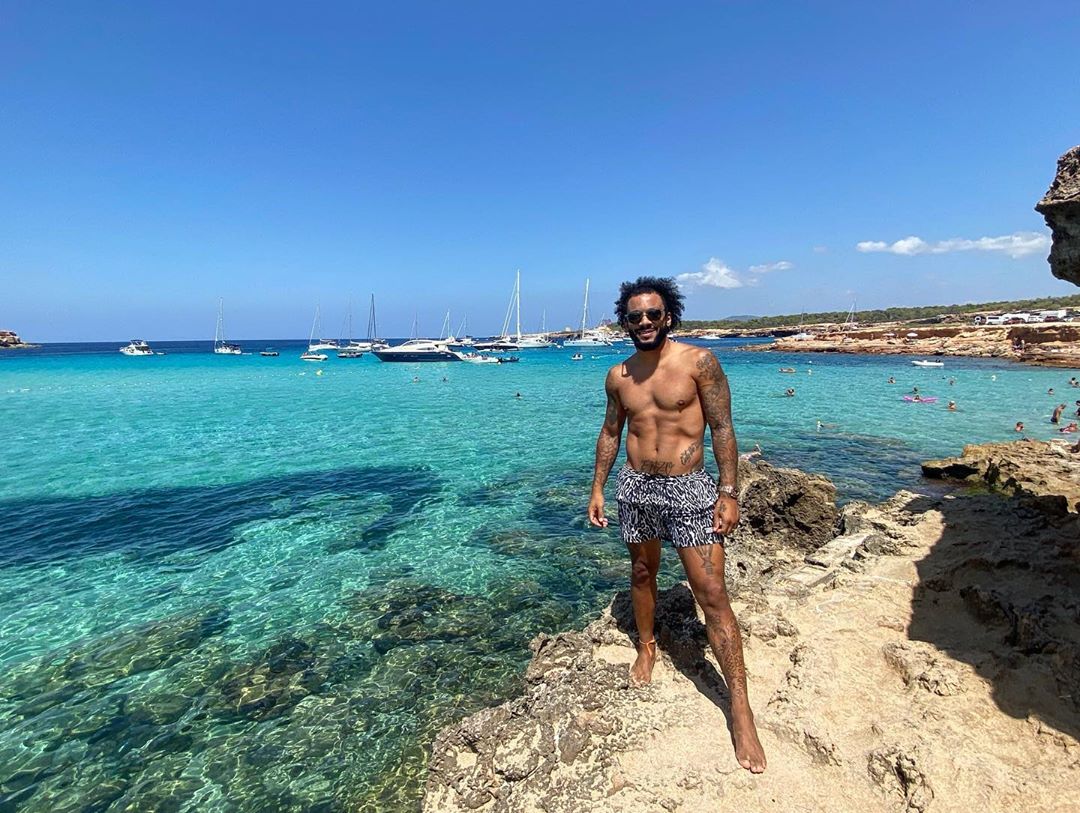 البرازيلي مارسيلو برفقة زوجته كلاريس الفيس  (3)