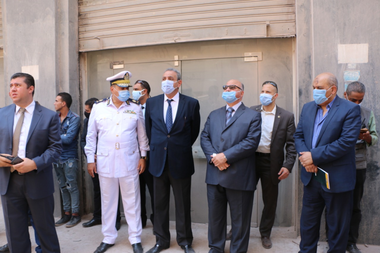 محافظ القاهرة يدير اجراءات انقاذ اسر عقار قصر النيل المنهار بوسط البلد (5)