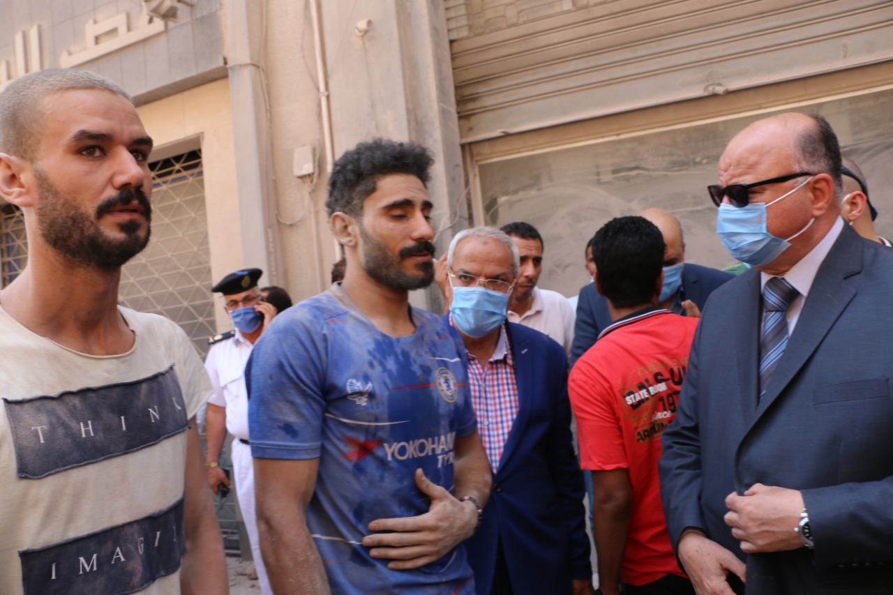 محافظ القاهرة يطمئن على أحد الأشخاص بعد انقاذه  (2)