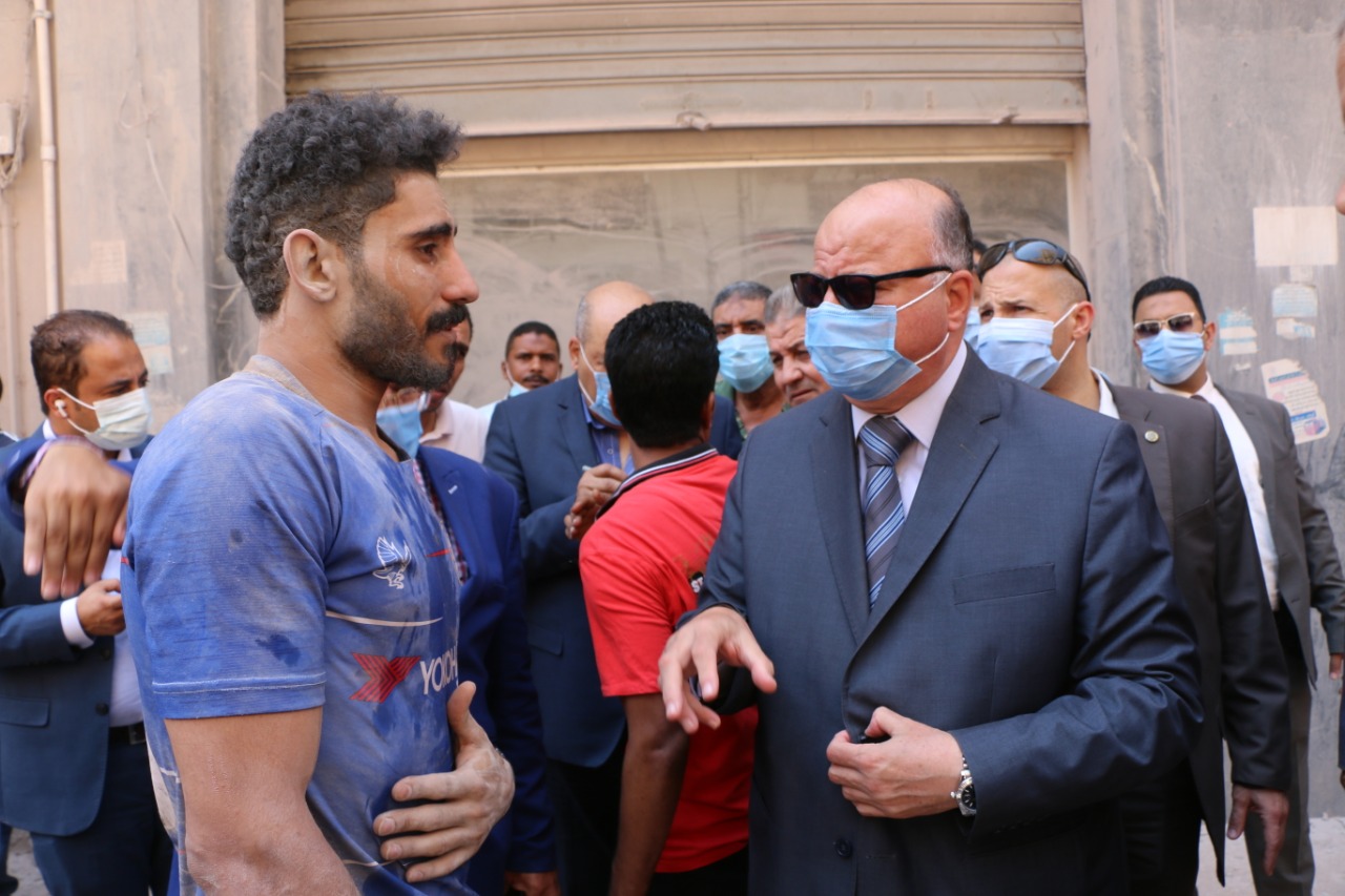 محافظ القاهرة يطمئن على أحد الأشخاص بعد انقاذه  (3)