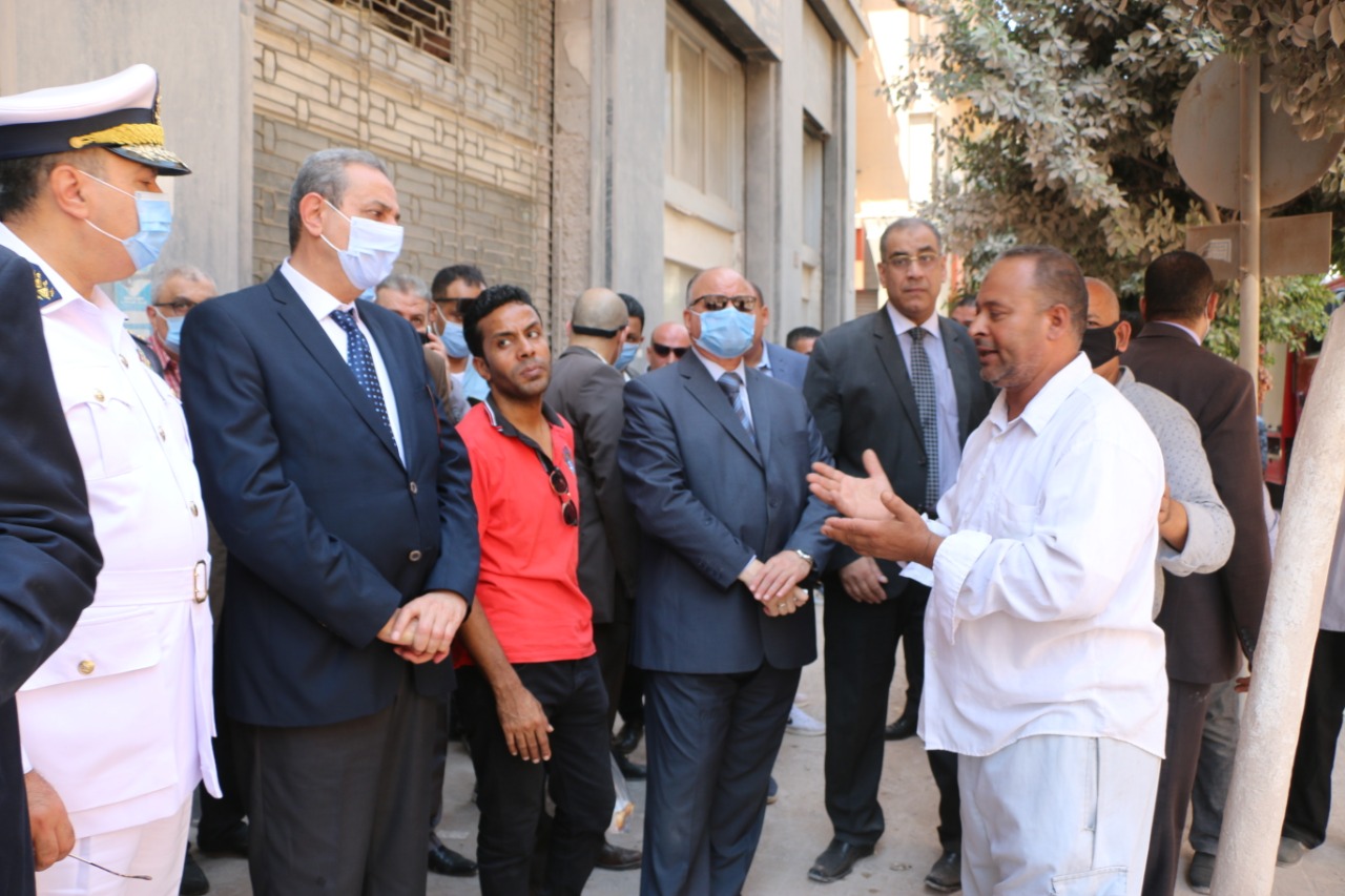 محافظ القاهرة يدير اجراءات انقاذ اسر عقار قصر النيل المنهار بوسط البلد (1)