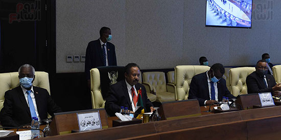 رئيس الوزراء السوداني يستقبل مدبولي بمطارالخرطوم (13)