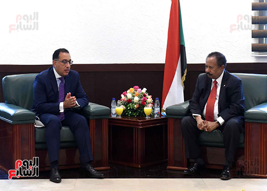 رئيس الوزراء السوداني يستقبل مدبولي بمطارالخرطوم (10)