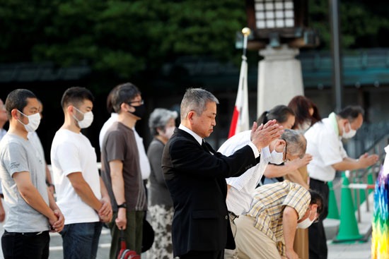 رئيس وزراء اليابان شينزو آبي يرسل  القرابين إلى ضريح ياسوكونى (2)