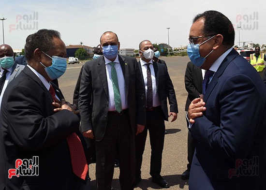 رئيس الوزراء السوداني يستقبل مدبولي بمطارالخرطوم (1)