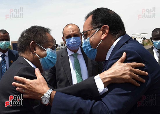 رئيس الوزراء السوداني يستقبل مدبولي بمطارالخرطوم (2)