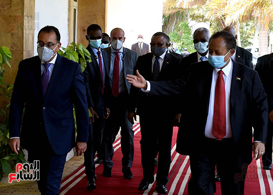 رئيس الوزراء السوداني يستقبل مدبولي بمطارالخرطوم (9)