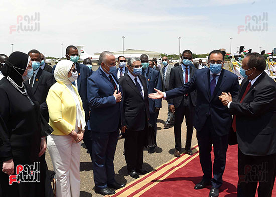 رئيس الوزراء السوداني يستقبل مدبولي بمطارالخرطوم (6)