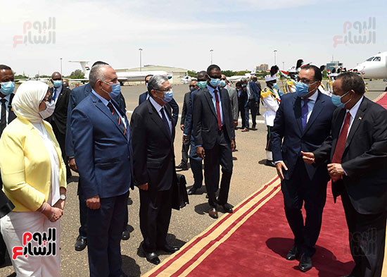 رئيس الوزراء السوداني يستقبل مدبولي بمطارالخرطوم (5)